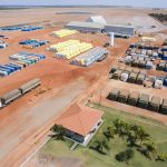 Pátio de algodoeira com rolos de algodão aguardando beneficiamento