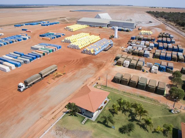 Pátio de algodoeira com rolos de algodão aguardando beneficiamento